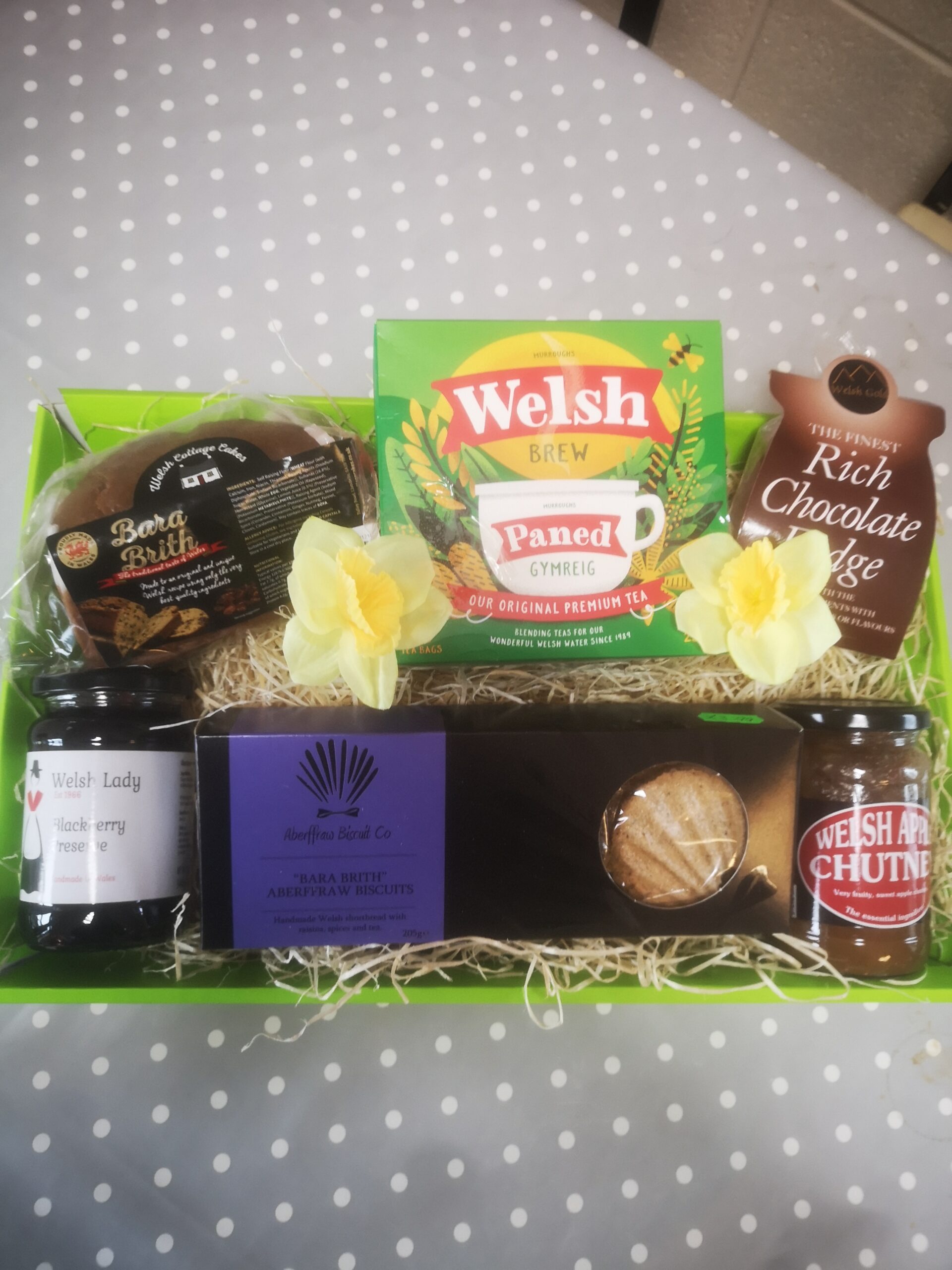 Welsh Hamper (Cynnwys Cymraeg/Welsh products)